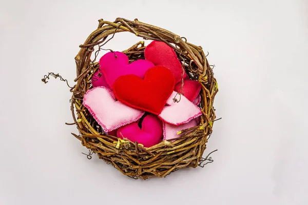 Gekleurde Vilten Harten Rieten Mand Geïsoleerd Witte Achtergrond Valentijnsdag Bruiloft — Stockfoto