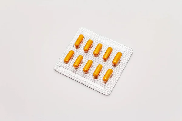 Gyógyszerészeti Tabletta Narancssárga Kapszula Buborékcsomagolásban Fehér Alapon Izolálva Különböző Betegségek — Stock Fotó