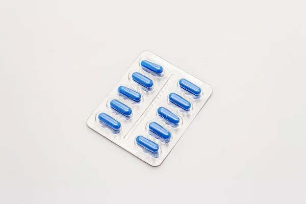 Gyógyszerészeti Tabletta Tengerészkék Kapszula Buborékcsomagolásban Fehér Alapon Izolálva Különböző Betegségek — Stock Fotó