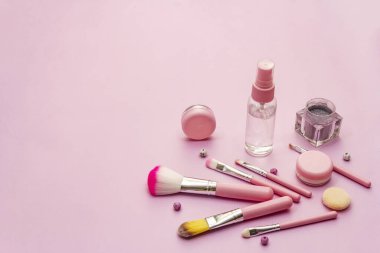 Pembe arka planda makyaj seti. Profesyonel dekoratif kozmetik, güzellik blogcusu konsepti, kopyalama alanı