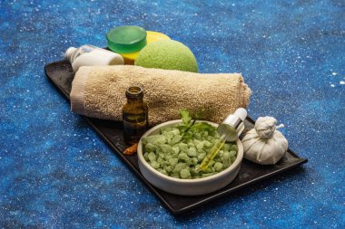 Kendine bakmak için sağlıklı bir ritüel. Doğal kozmetik ürünleri, spa seti. Gerekli yağlar, deniz tuzu, krema, sünger, havlu. Deniz arkaplanı, kopyalama alanı