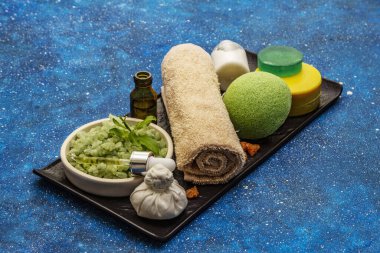 Kendine bakmak için sağlıklı bir ritüel. Doğal kozmetik ürünleri, spa seti. Gerekli yağlar, deniz tuzu, krema, sünger, havlu. Deniz arkaplanı, kopyalama alanı