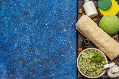 Kendine bakmak için sağlıklı bir ritüel. Doğal kozmetik ürünleri, spa seti. Gerekli yağlar, deniz tuzu, krema, sünger, havlu. Deniz arkaplanı, üst görünüm