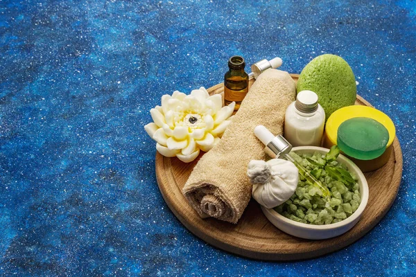 Kendine bakmak için sağlıklı bir ritüel. Doğal kozmetik ürünleri, spa seti. Gerekli yağlar, deniz tuzu, krema, sünger, havlu. Deniz arkaplanı, kopyalama alanı