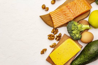 Moda ketojenik diyet ürünleri seti. Vejetaryen keto düşük karbonhidrat. Balık, peynir, meyve ve sebze. Beyaz macun arkaplanı, üst görünüm, kopyalama alanı