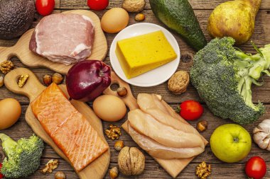 Moda ketojenik diyet ürünleri seti. Paleo, pegan düşük karbonhidrat. Et, balık, peynir, meyve ve sebze. Tahta kaplama arka plan