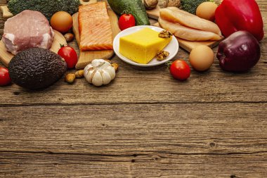 Moda ketojenik diyet ürünleri seti. Paleo, pegan düşük karbonhidrat. Et, balık, peynir, meyve ve sebze. Tahta kaplama arka plan