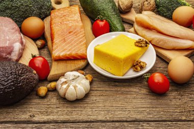 Moda ketojenik diyet ürünleri seti. Paleo, pegan düşük karbonhidrat. Et, balık, peynir, meyve ve sebze. Tahta kaplama arka plan