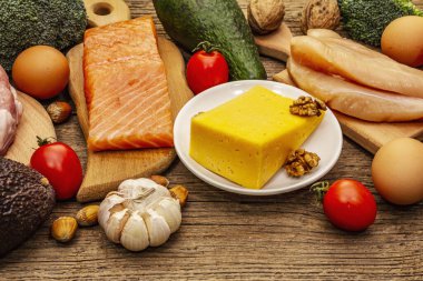 Moda ketojenik diyet ürünleri seti. Paleo, pegan düşük karbonhidrat. Et, balık, peynir, meyve ve sebze. Tahta kaplama arka plan