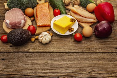 Moda ketojenik diyet ürünleri seti. Paleo, pegan düşük karbonhidrat. Et, balık, peynir, meyve ve sebze. Tahta kaplama arka plan