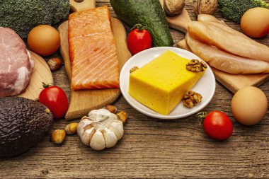 Moda ketojenik diyet ürünleri seti. Paleo, pegan düşük karbonhidrat. Et, balık, peynir, meyve ve sebze. Tahta kaplama arka plan