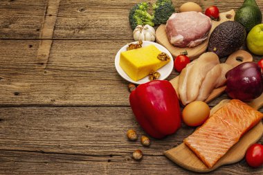 Moda ketojenik diyet ürünleri seti. Paleo, pegan düşük karbonhidrat. Et, balık, peynir, meyve ve sebze. Tahta kaplama arka plan