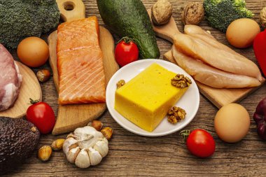 Moda ketojenik diyet ürünleri seti. Paleo, pegan düşük karbonhidrat. Et, balık, peynir, meyve ve sebze. Tahta kaplama arka plan