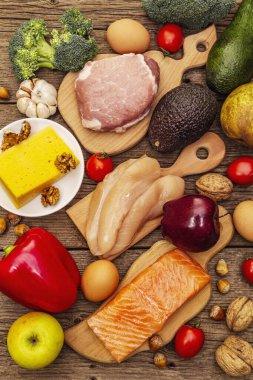 Moda ketojenik diyet ürünleri seti. Paleo, pegan düşük karbonhidrat. Et, balık, peynir, meyve ve sebze. Tahta kaplama arka plan, üst görünüm