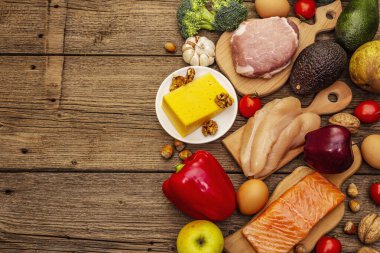 Moda ketojenik diyet ürünleri seti. Paleo, pegan düşük karbonhidrat. Et, balık, peynir, meyve ve sebze. Tahta kaplama arka plan, üst görünüm