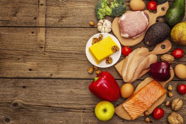 Moda ketojenik diyet ürünleri seti. Paleo, pegan düşük karbonhidrat. Et, balık, peynir, meyve ve sebze. Tahta kaplama arka plan, üst görünüm