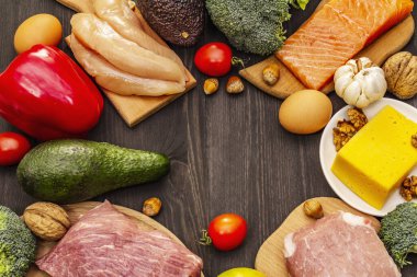 Moda ketojenik diyet ürünleri seti. Paleo, pegan düşük karbonhidrat. Et, balık, peynir, meyve ve sebze. Siyah tahta arka plan