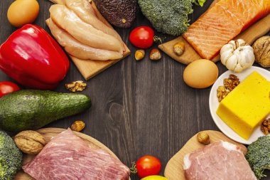 Moda ketojenik diyet ürünleri seti. Paleo, pegan düşük karbonhidrat. Et, balık, peynir, meyve ve sebze. Siyah tahta arka plan