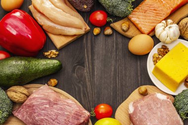 Moda ketojenik diyet ürünleri seti. Paleo, pegan düşük karbonhidrat. Et, balık, peynir, meyve ve sebze. Siyah tahta arka plan