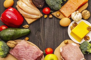 Moda ketojenik diyet ürünleri seti. Paleo, pegan düşük karbonhidrat. Et, balık, peynir, meyve ve sebze. Siyah tahta arka plan