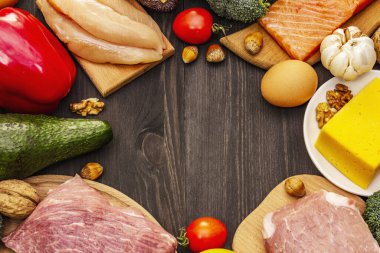 Moda ketojenik diyet ürünleri seti. Paleo, pegan düşük karbonhidrat. Et, balık, peynir, meyve ve sebze. Siyah tahta arka plan