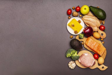 Moda ketojenik diyet ürünleri seti. Paleo, pegan düşük karbonhidrat. Et, balık, peynir, meyve ve sebze. Siyah taş beton arka plan