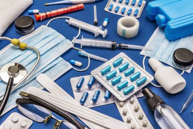 Çeşitli tıbbi eşyalar. Koronavirüs semptomlarının önlenmesi, kişisel hijyen ve tedavisinde kullanılır. COVID-19 salgını, 2019-NCoV dünya çapında bir kavram. Moda mavisi renk arkaplanı