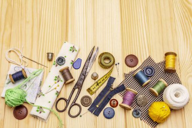 El yapımı, DIY kavramı. Dikiş için alet ve malzeme seti. Karantinada evinizde kalın. Tahta kaplama arka plan, üst görünüm