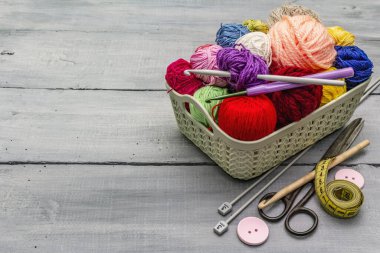 El yapımı, DIY kavramı. Örgü örmek için alet ve malzeme seti. Karantinada evinizde kalın. Tahta kaplama arka plan