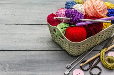 El yapımı, DIY kavramı. Örgü örmek için alet ve malzeme seti. Karantinada evinizde kalın. Tahta kaplama arka plan