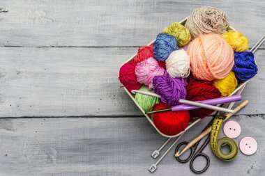 El yapımı, DIY kavramı. Örgü örmek için alet ve malzeme seti. Karantinada evinizde kalın. Tahta kaplama arka plan