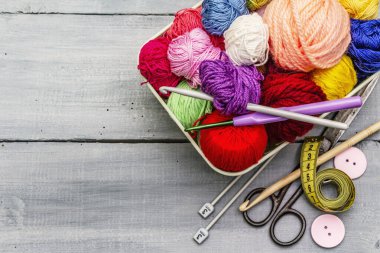 El yapımı, DIY kavramı. Örgü örmek için alet ve malzeme seti. Karantinada evinizde kalın. Tahta kaplama arka plan