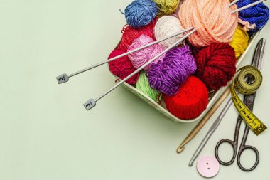 El yapımı, DIY kavramı. Örgü örmek için alet ve malzeme seti. Karantinada evinizde kalın. Tahta kaplama arka plan