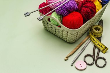 El yapımı, DIY kavramı. Örgü örmek için alet ve malzeme seti. Karantinada evinizde kalın. Tahta kaplama arka plan