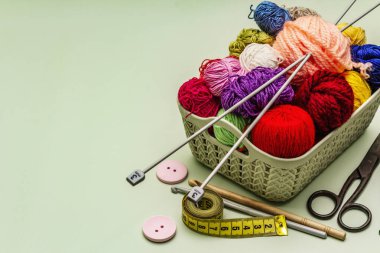 El yapımı, DIY kavramı. Örgü örmek için alet ve malzeme seti. Karantinada evinizde kalın. Tahta kaplama arka plan