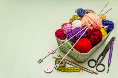 El yapımı, DIY kavramı. Örgü örmek için alet ve malzeme seti. Karantinada evinizde kalın. Tahta kaplama arka plan