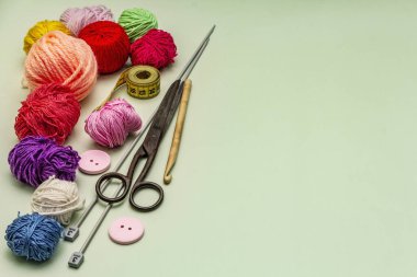 El yapımı, DIY kavramı. Örgü örmek için alet ve malzeme seti. Karantinada evinizde kalın. Tahta kaplama arka plan