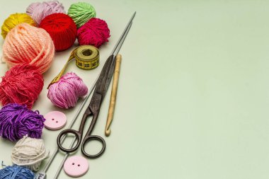 El yapımı, DIY kavramı. Örgü örmek için alet ve malzeme seti. Karantinada evinizde kalın. Tahta kaplama arka plan