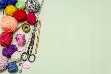 El yapımı, DIY kavramı. Örgü örmek için alet ve malzeme seti. Karantinada evinizde kalın. Tahta kaplama arka plan