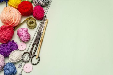 El yapımı, DIY kavramı. Örgü örmek için alet ve malzeme seti. Karantinada evinizde kalın. Tahta kaplama arka plan