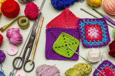 El yapımı, DIY kavramı. Örgü örmek için alet ve malzeme seti. Karantinada evinizde kalın. Tahta kaplama arka plan