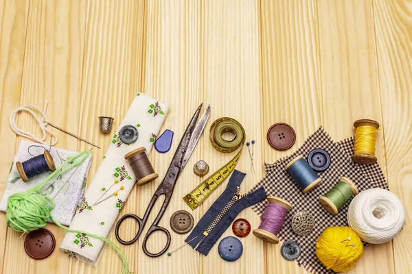 手工制作 Diy概念 一套缝纫工具和材料 呆在家里隔离 木板背景 顶视图 — 图库照片