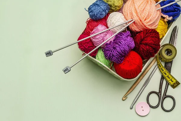 El yapımı, DIY kavramı. Örgü örmek için alet ve malzeme seti. Karantinada evinizde kalın. Tahta kaplama arka plan