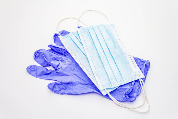 Маска и перчатки изолированы на белом фоне. Медицинские препараты для личной гигиены и профилактики вирусных заболеваний. Коронавирус, пандемический COVID-19, всемирная концепция 2019-nCoV
