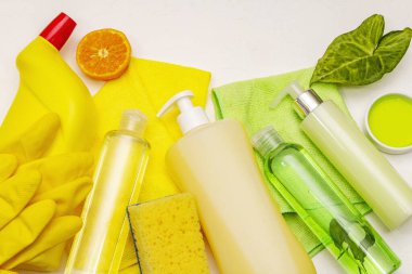 Ev temizleme ürünü. Sprey, şişe, sabun, bulaşık süngeri, toz bezi, jel oda spreyi. Karantinada ev dezenfeksiyonu. Beyaz macun arkaplanı