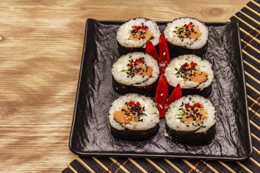 Kore usulü Gimbap (kimbob). Buğulanmış beyaz pirinç (bap) ve diğer malzemeler. Tahta kaplama arka plan
