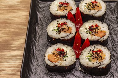 Kore usulü Gimbap (kimbob). Buğulanmış beyaz pirinç (bap) ve diğer malzemeler. Tahta kaplama arka plan