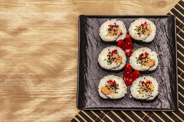 Kore usulü Gimbap (kimbob). Buğulanmış beyaz pirinç (bap) ve diğer malzemeler. Tahta kaplama arka plan