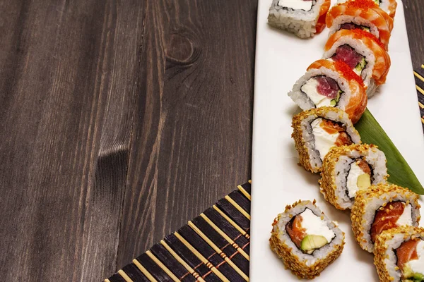 Gesorteerde Sushi Set Japanse Koreaanse Roll Met Verschillende Verse Ingrediënten — Stockfoto