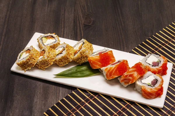 Gesorteerde Sushi Set Japanse Koreaanse Roll Met Verschillende Verse Ingrediënten — Stockfoto